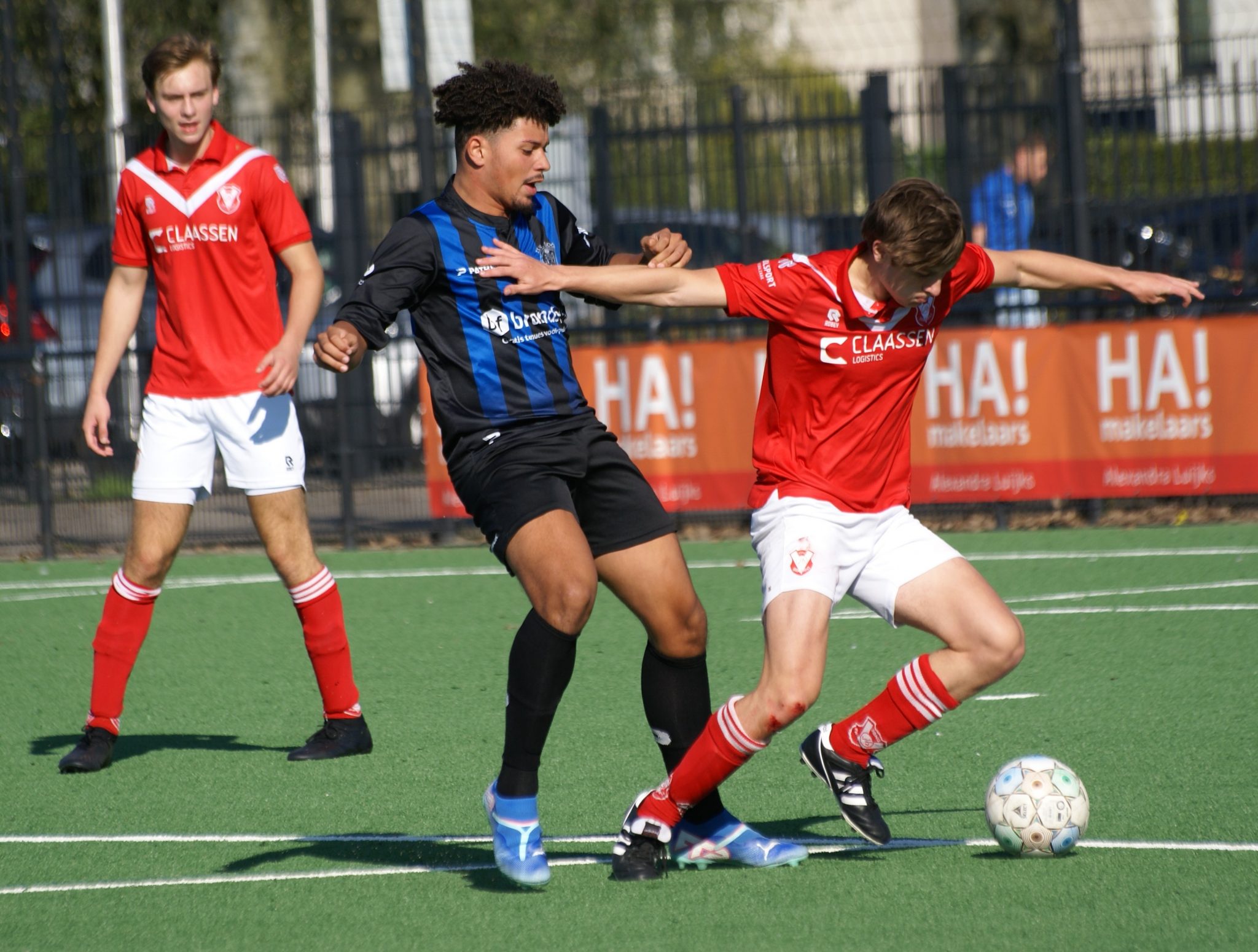 Rasmiy kostyumlardagi porno kotiblar